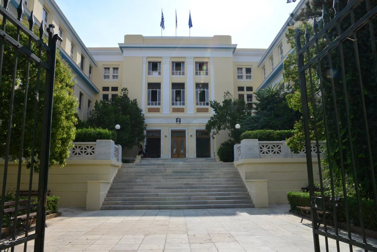 Έπεσε ξύλο στην ΑΣΟΕΕ: Αντιεξουσιαστές μπήκαν στη συνέλευση φοιτητών (βίντεο)